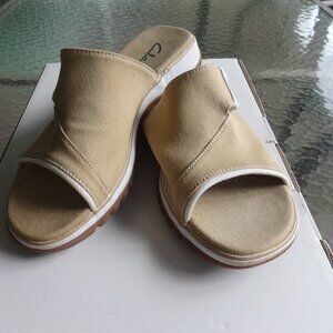 Clark's women's size 7M, canvas slide on sandals Khaki with white trim, padded